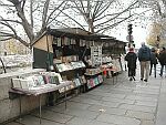 boites d'un bouquiniste sur le parapet d'un quai de la Seine a Paris